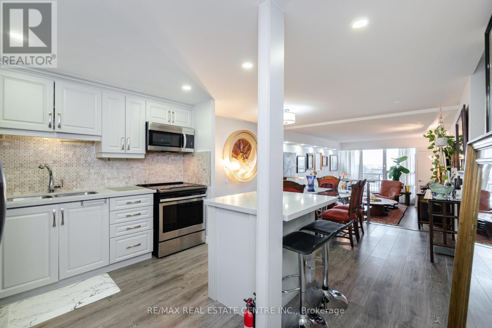 706 - 1359 White Oaks Boulevard, Oakville, Ontario  L6H 2R8 - Photo 6 - W12114097