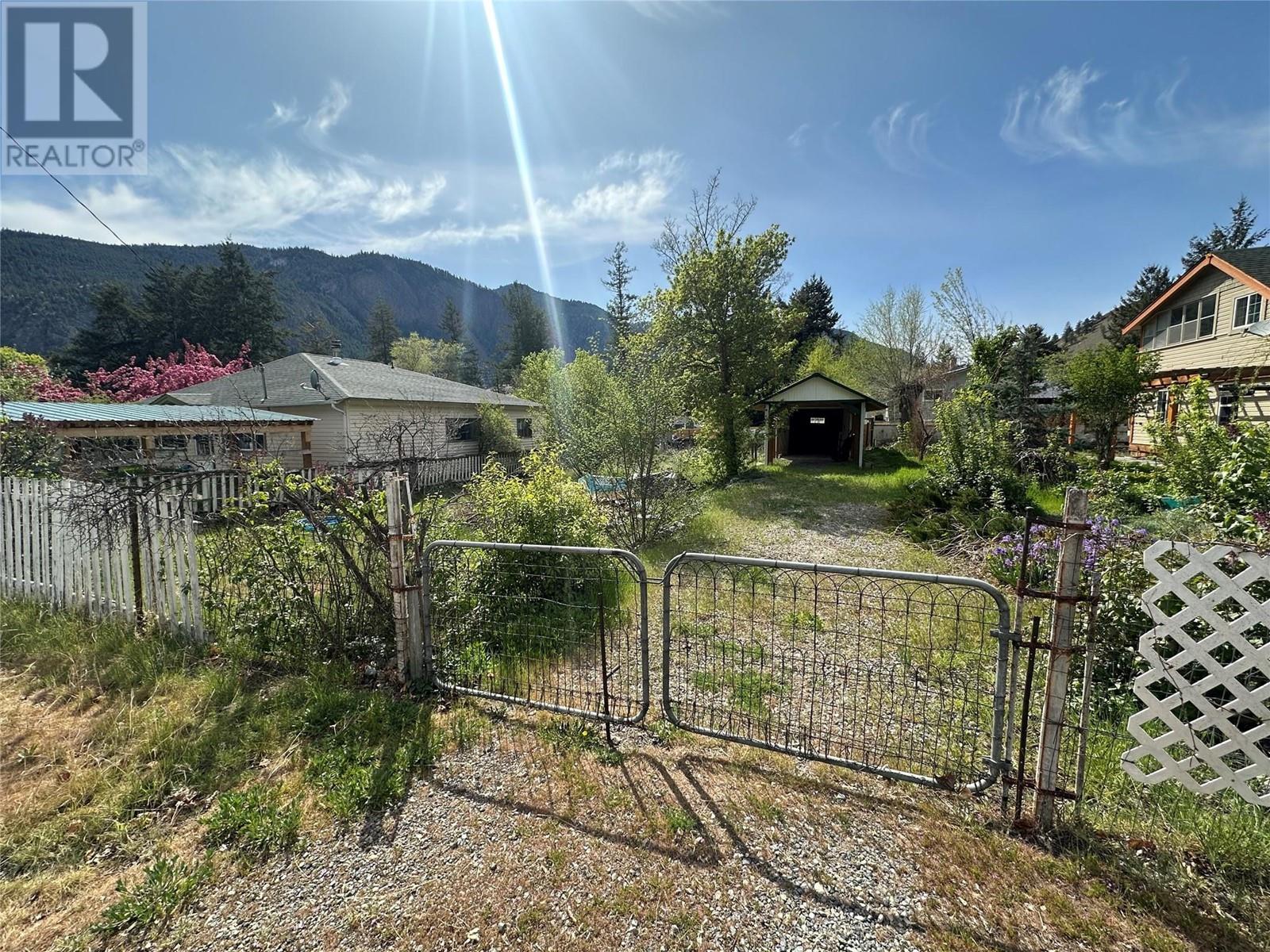 810 DALY Avenue, Hedley, British Columbia
