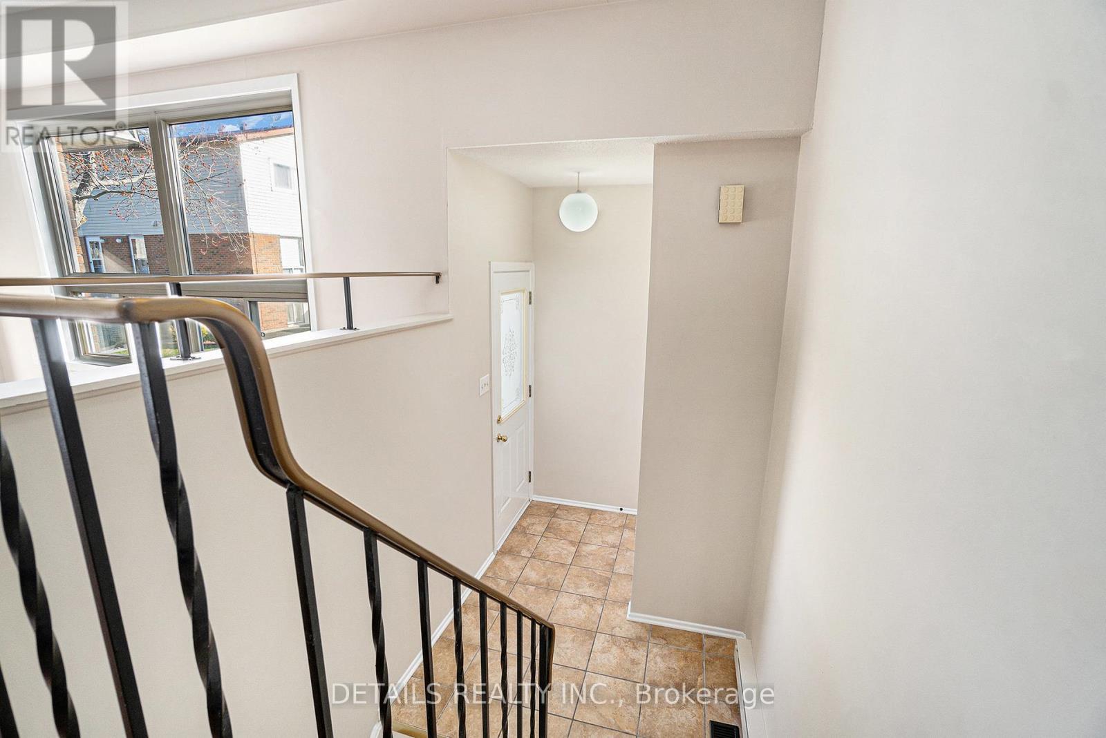 5d Forester Crescent, Ottawa, Ontario  K2H 8Y1 - Photo 5 - X12114108