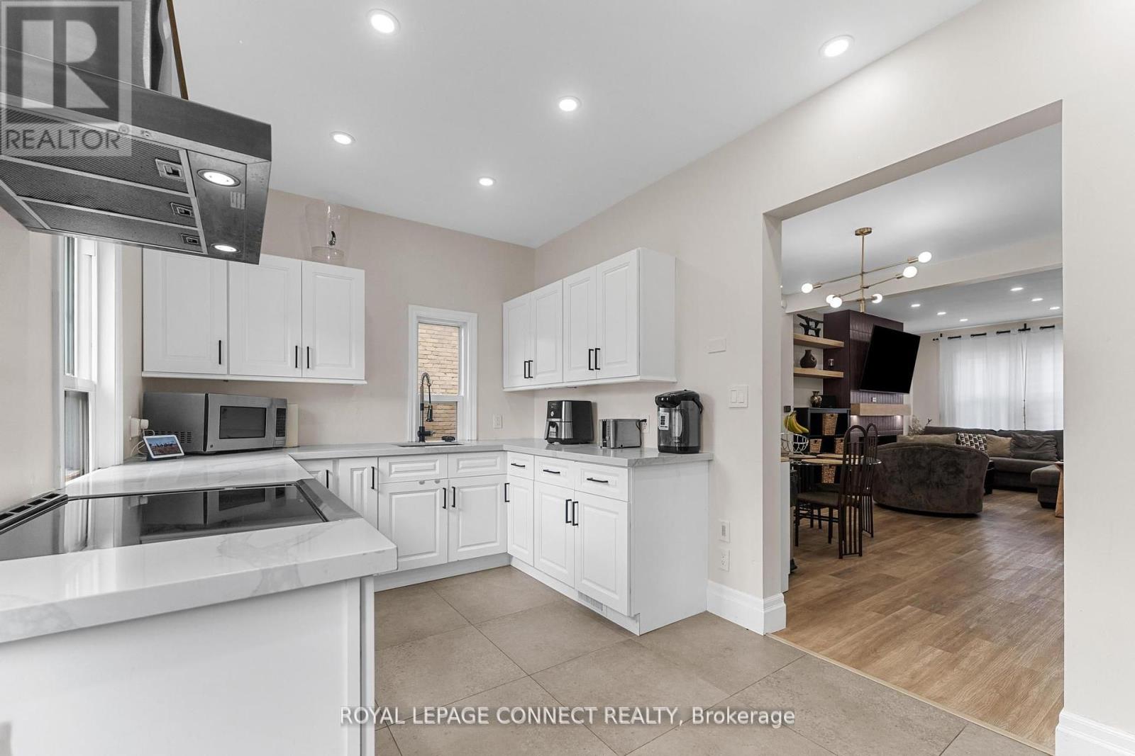 Property at 95 RICHMOND STREET W image 1
