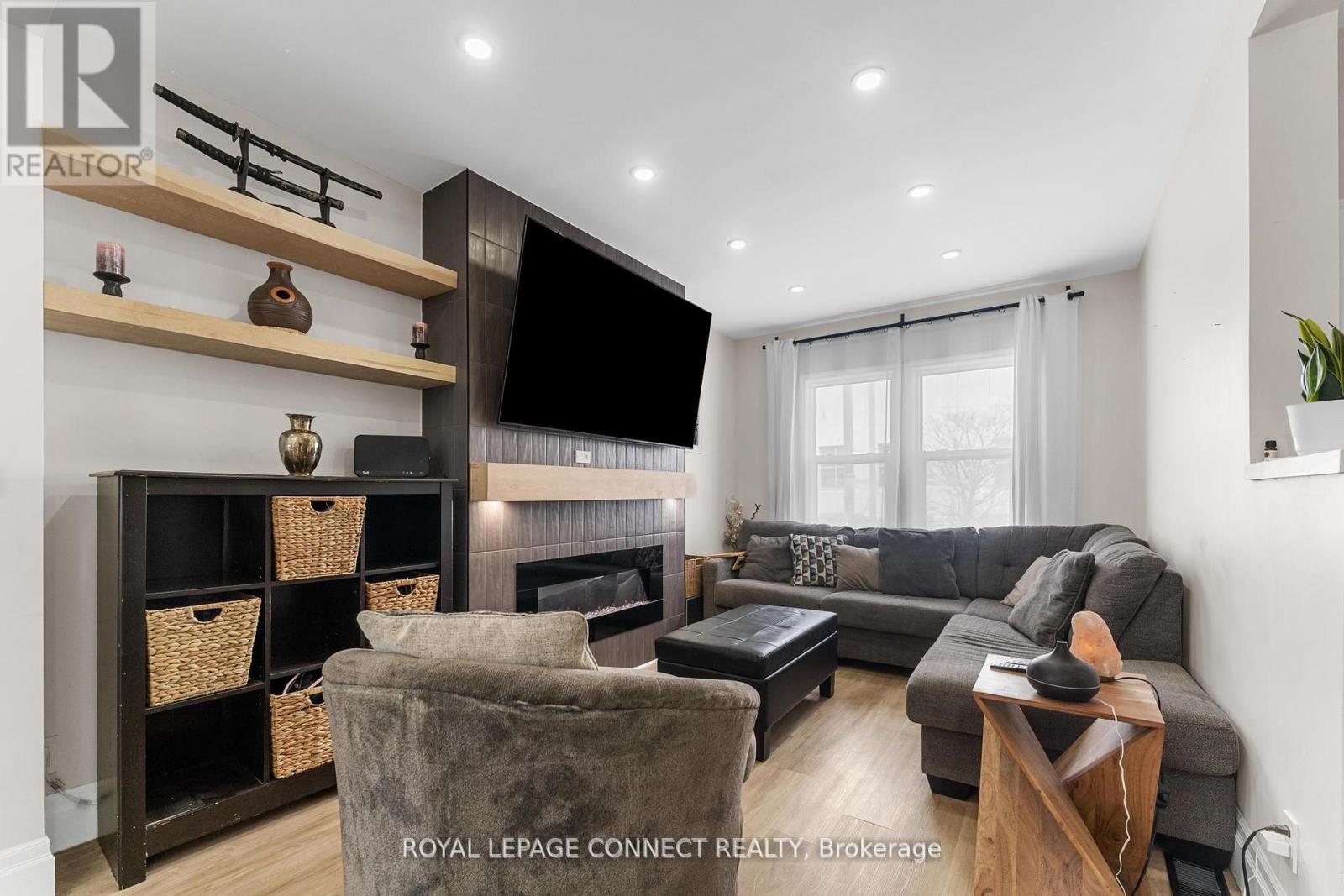 Property at 95 RICHMOND STREET W image 5