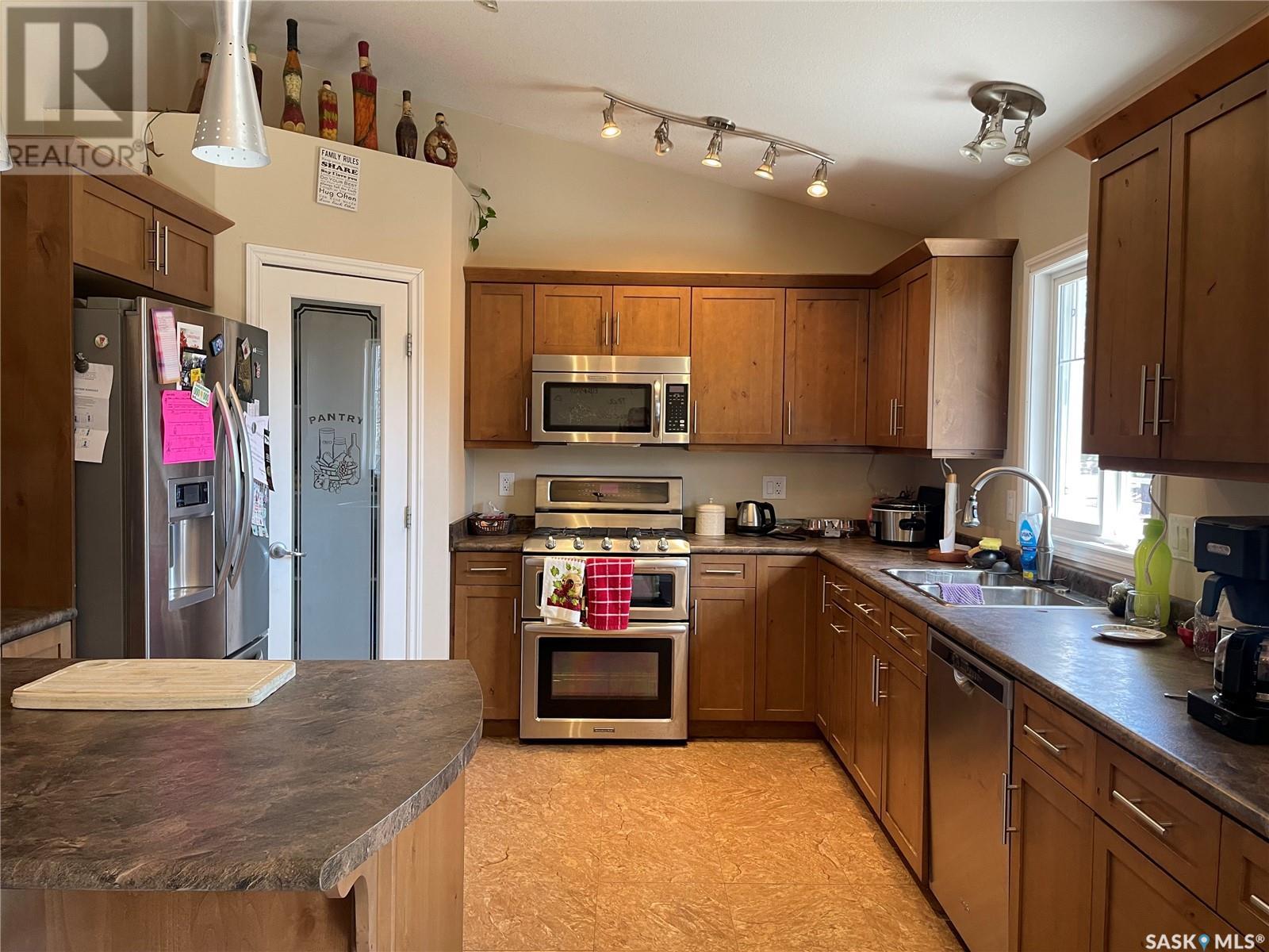 Property at 140 3rd STREET W image 2