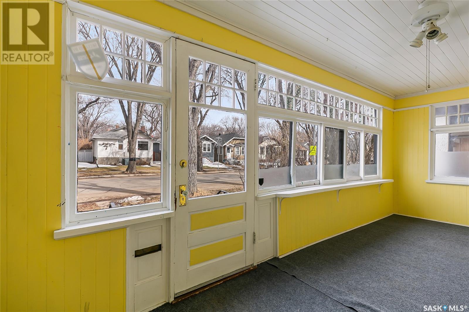 Property at 2204 Elphinstone STREET image 3