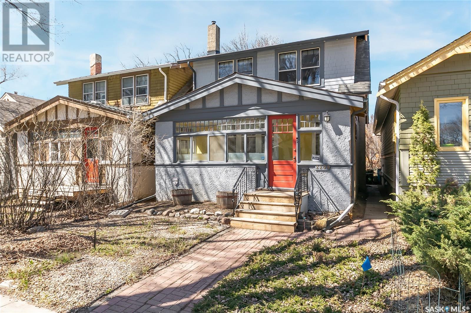 Property at 2204 Elphinstone STREET image 2