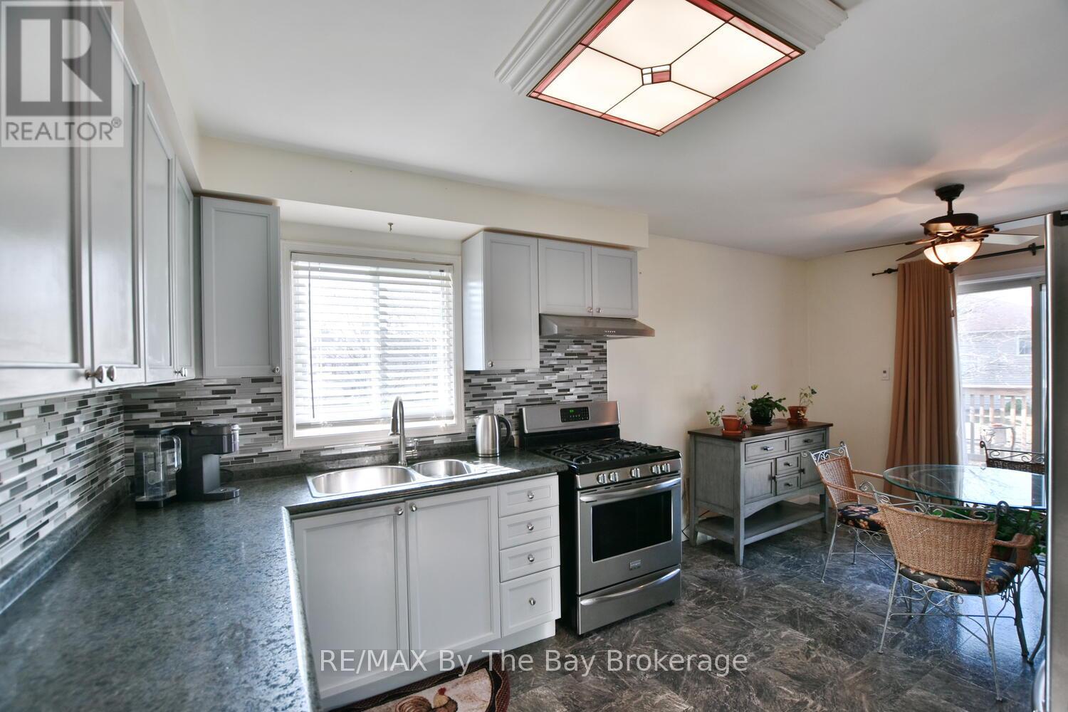 41 Evergreen Crescent, Wasaga Beach, Ontario L9Z 1B6 - Photo 12 - S12099826