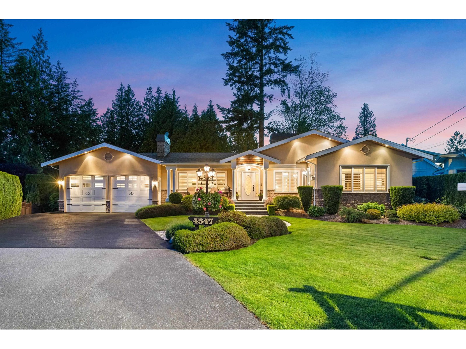Property at 4547 SOUTHRIDGE CRESCENT image 1