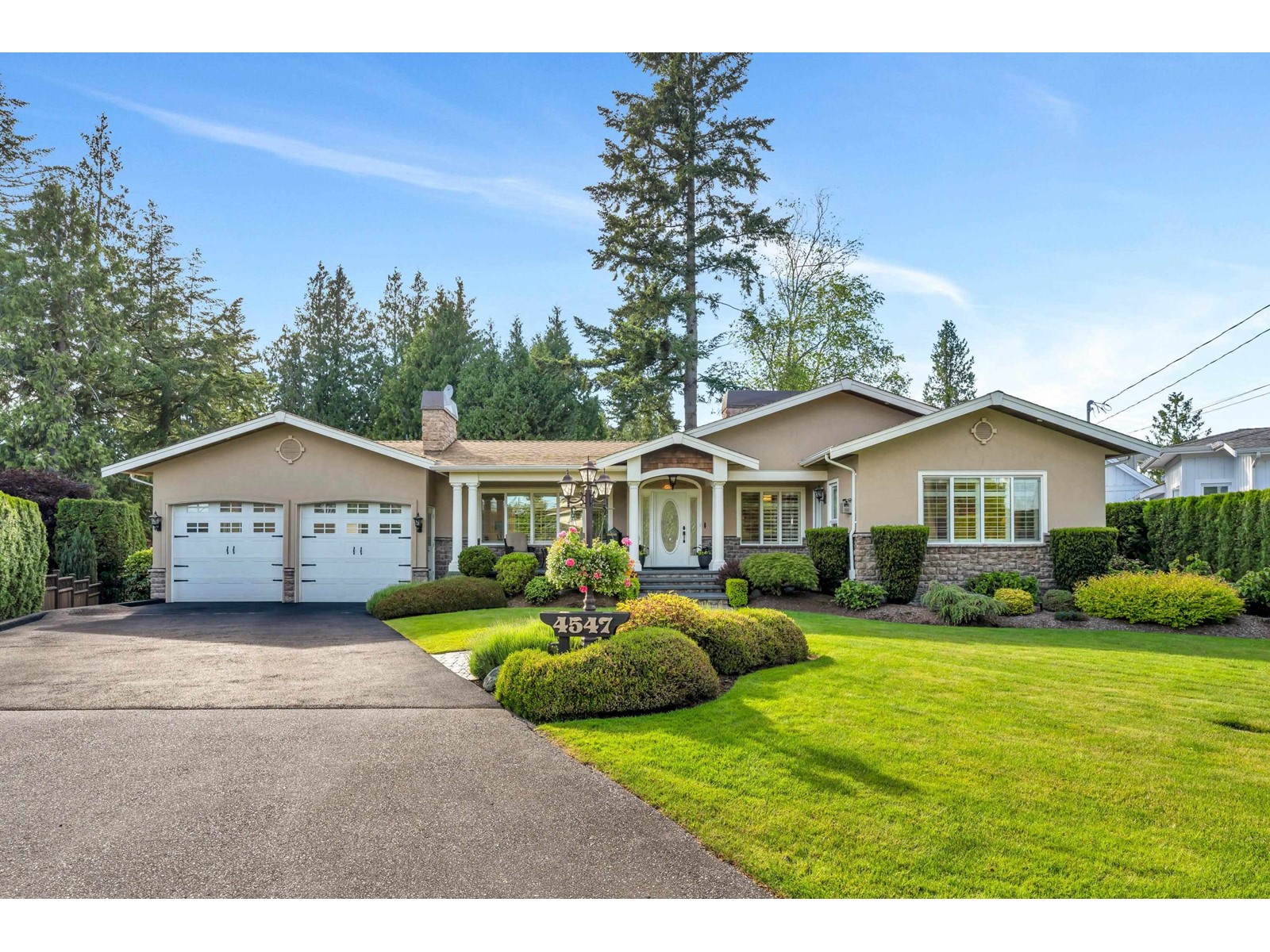 Property at 4547 SOUTHRIDGE CRESCENT image 2