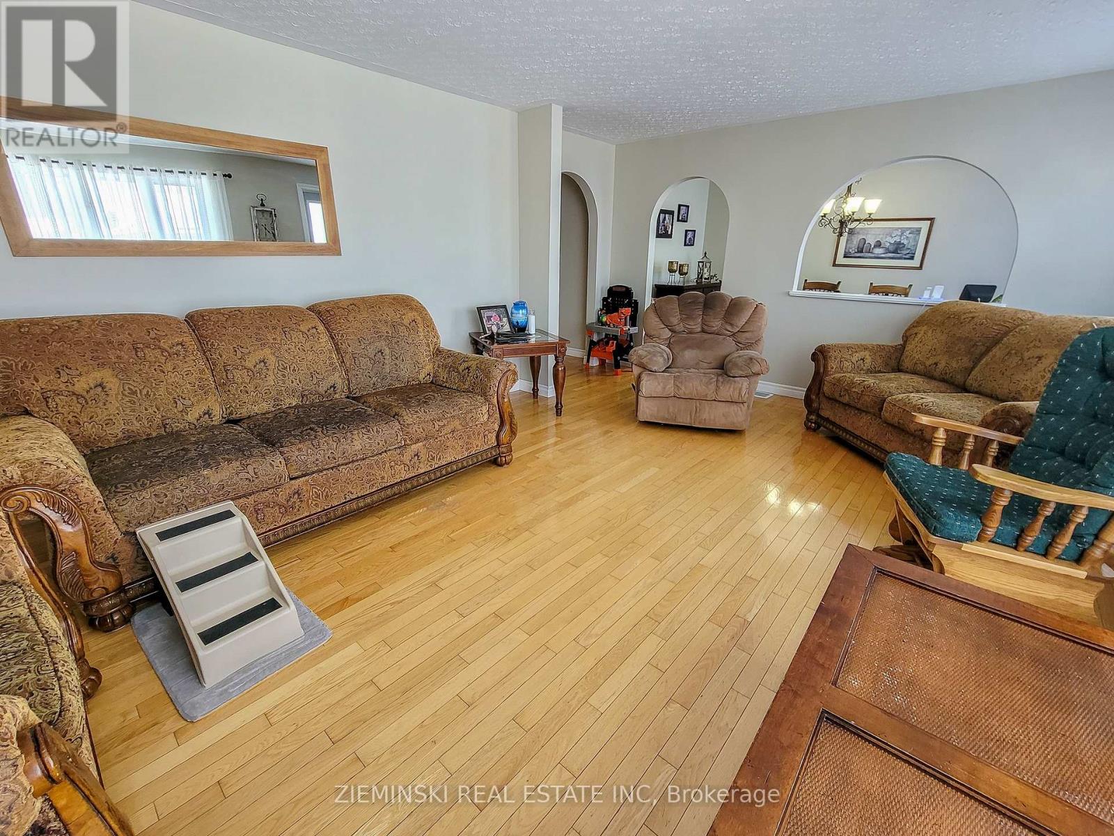 677 Victoria Road, Iroquois Falls, Ontario  P0K 1G0 - Photo 10 - T12114233