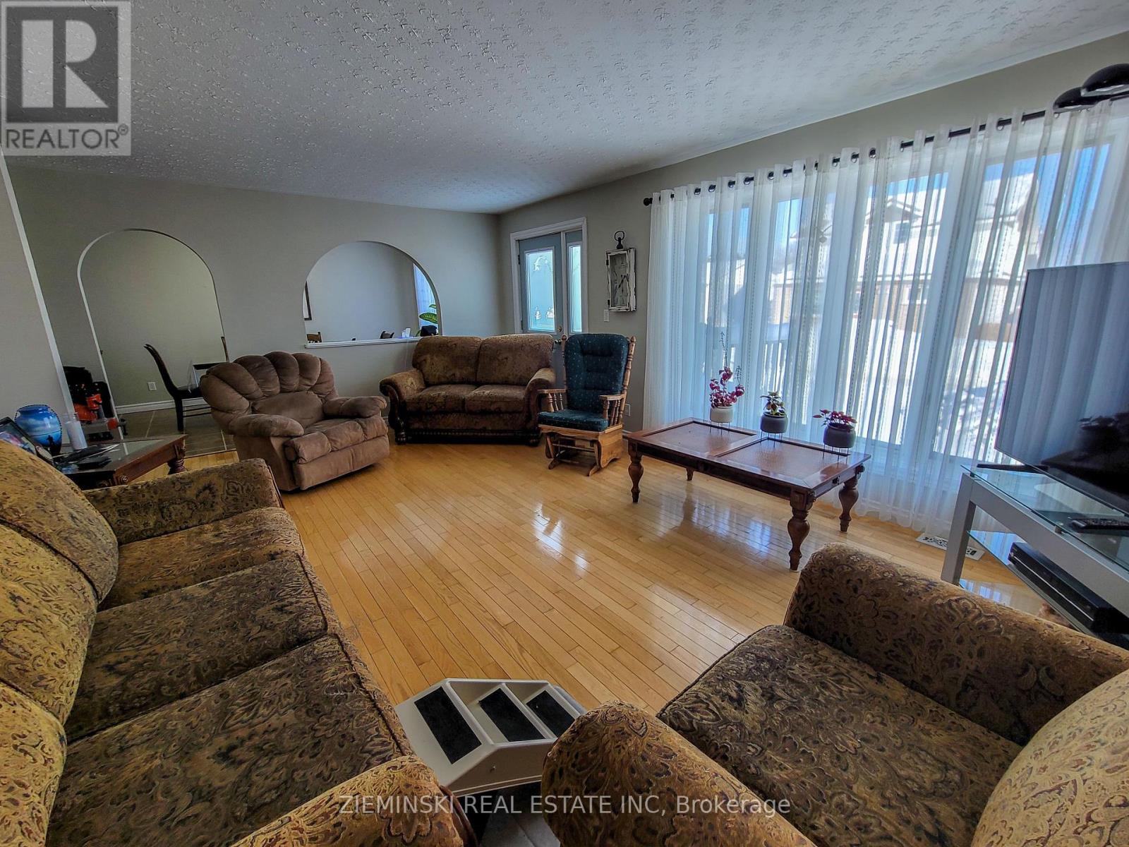 677 Victoria Road, Iroquois Falls, Ontario  P0K 1G0 - Photo 11 - T12114233
