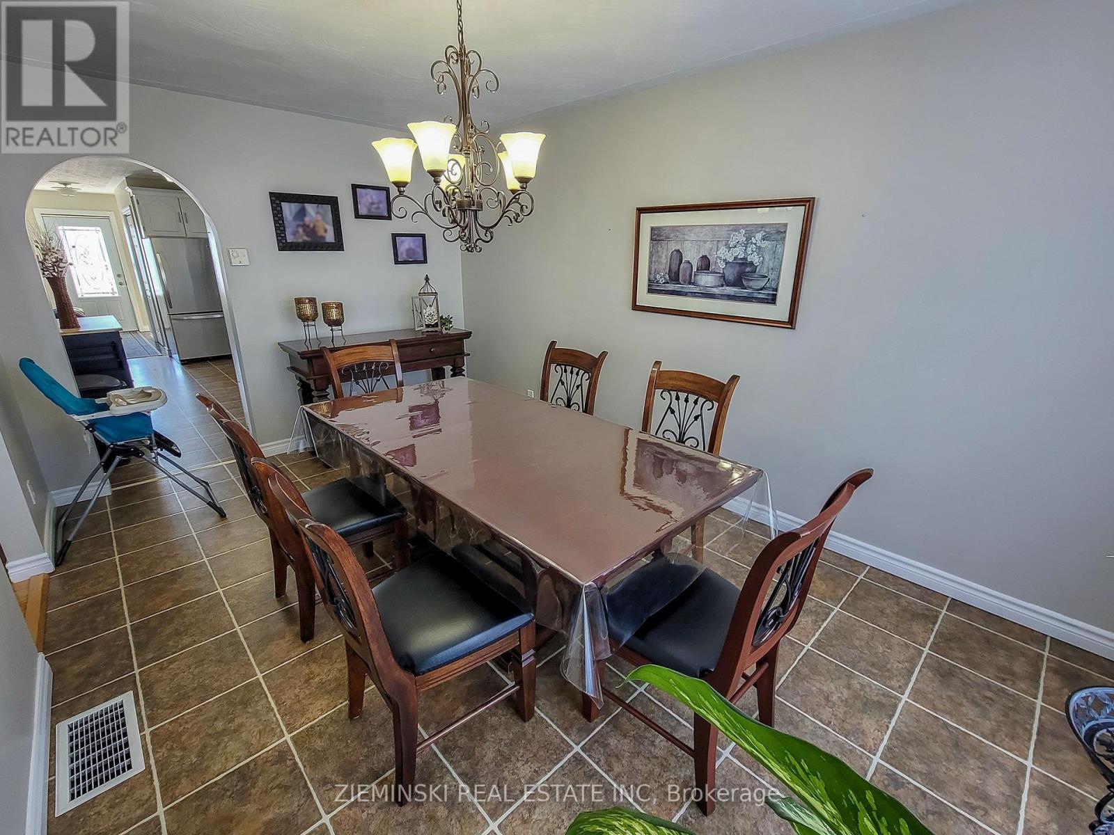 677 Victoria Road, Iroquois Falls, Ontario  P0K 1G0 - Photo 8 - T12114233