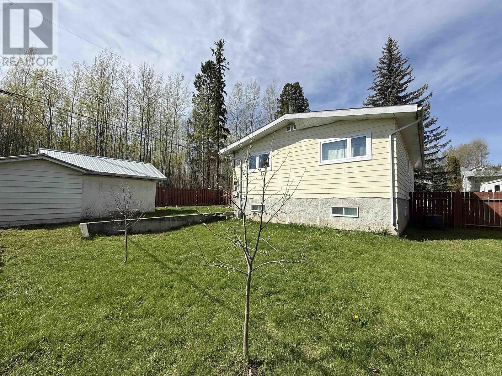 Property at 400 PIERCE CRESCENT image 3