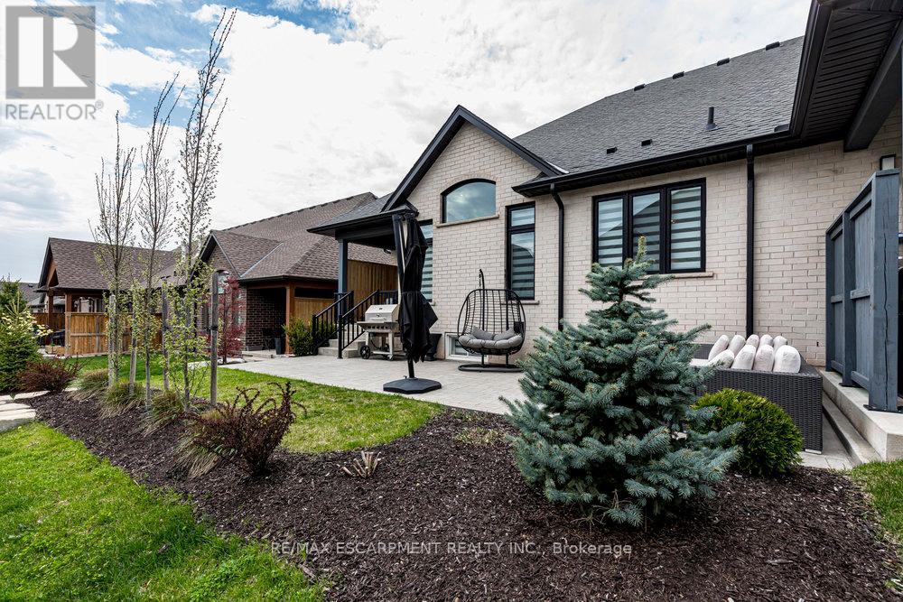 98 Carrick Trail, Welland, Ontario  L3B 0E8 - Photo 2 - X12114223