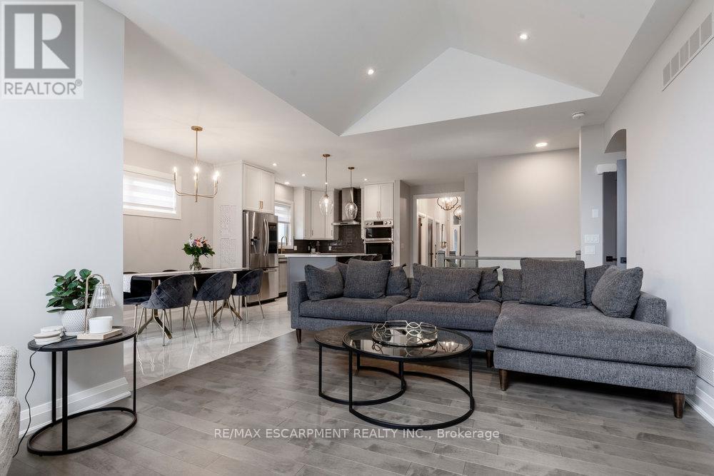 Property at 98 CARRICK TRAIL image 4