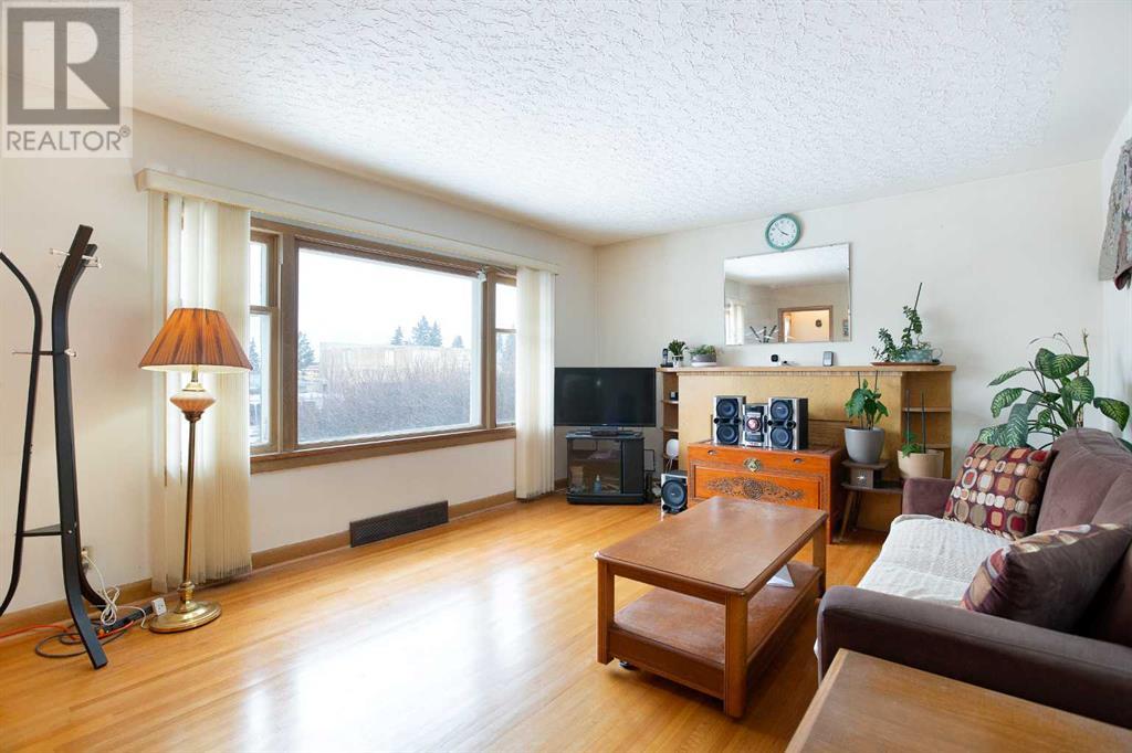 Property at 227 31 Avenue NE image 5