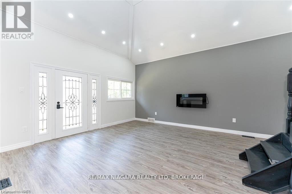 25 Meadowvale Drive, St. Catharines (Lakeport), Ontario  L2N 3Z6 - Photo 3 - X12114317