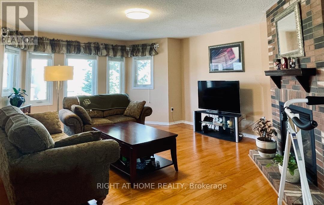 845 Mays Crescent, Mississauga, Ontario  L5V 2G6 - Photo 11 - W12100406