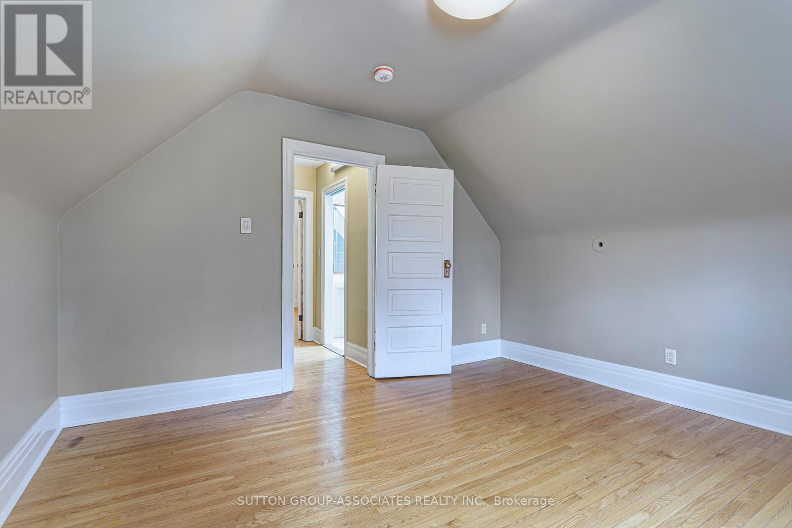 Upper Unit - 128 Glendale Avenue, Toronto, Ontario  M6R 2T2 - Photo 23 - W12107343