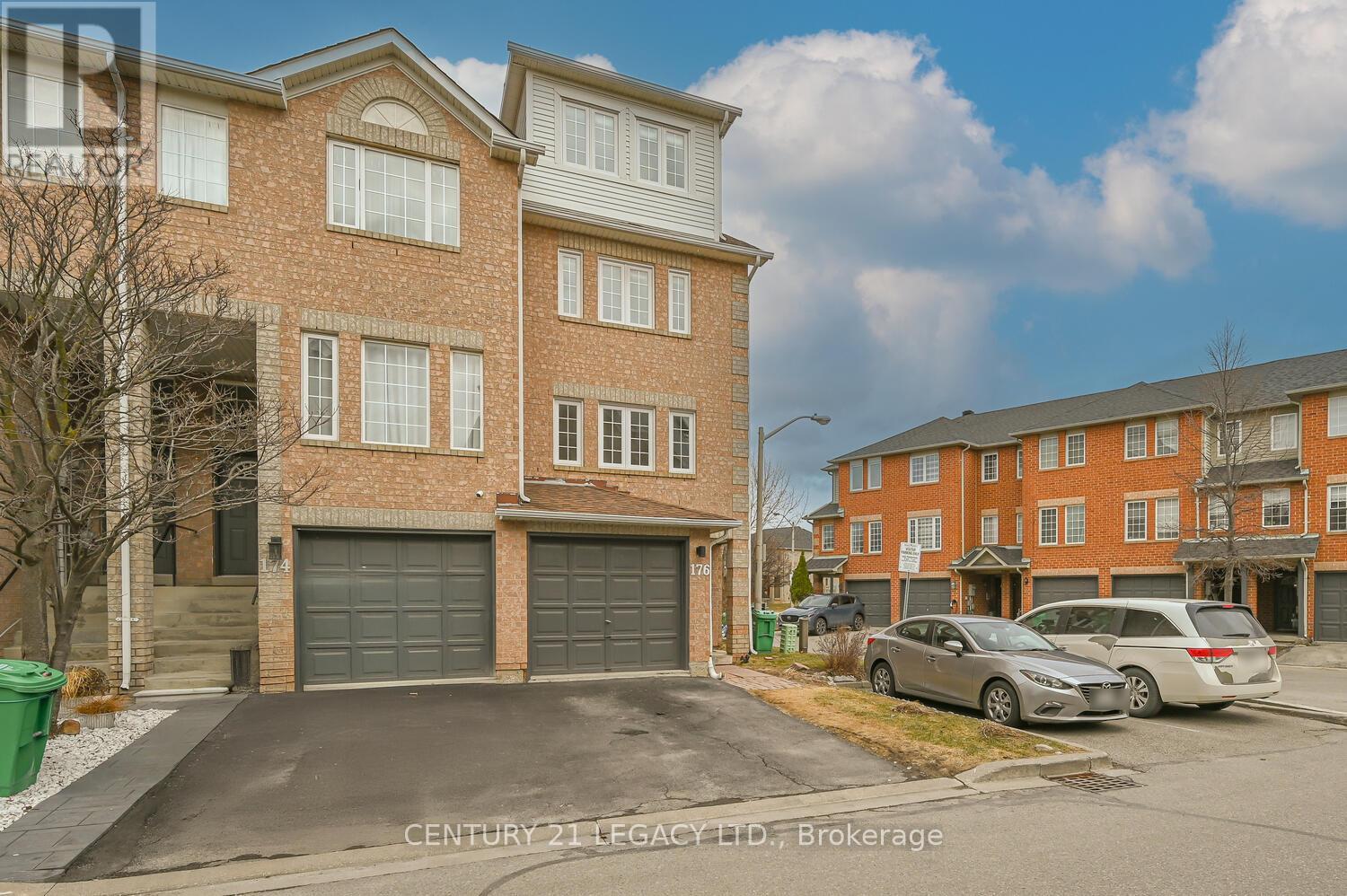 176 Spadina Road, Brampton, Ontario  L6X 4X6 - Photo 3 - W12114335