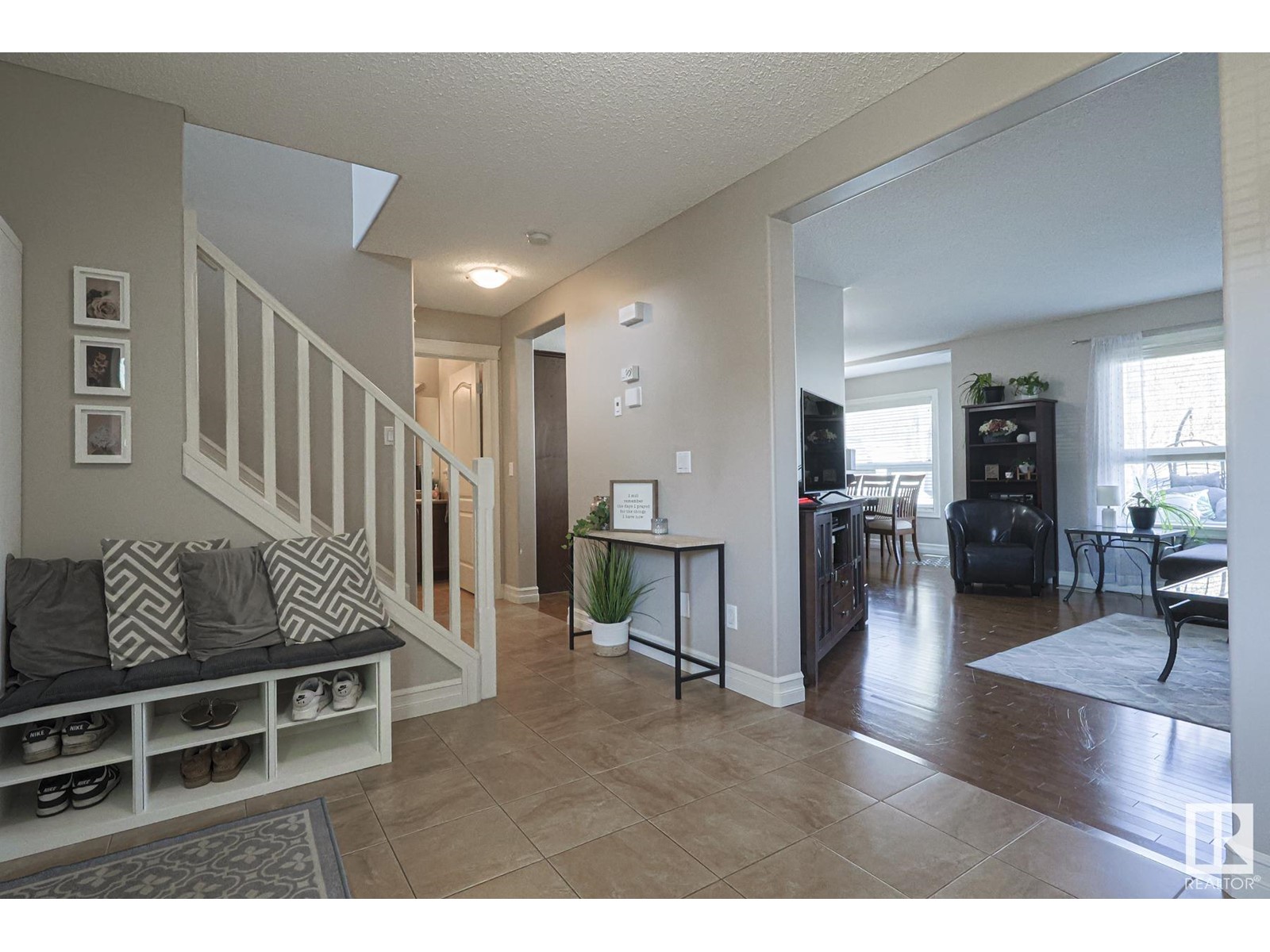 Property at 18 SPRING GROVE CR image 3