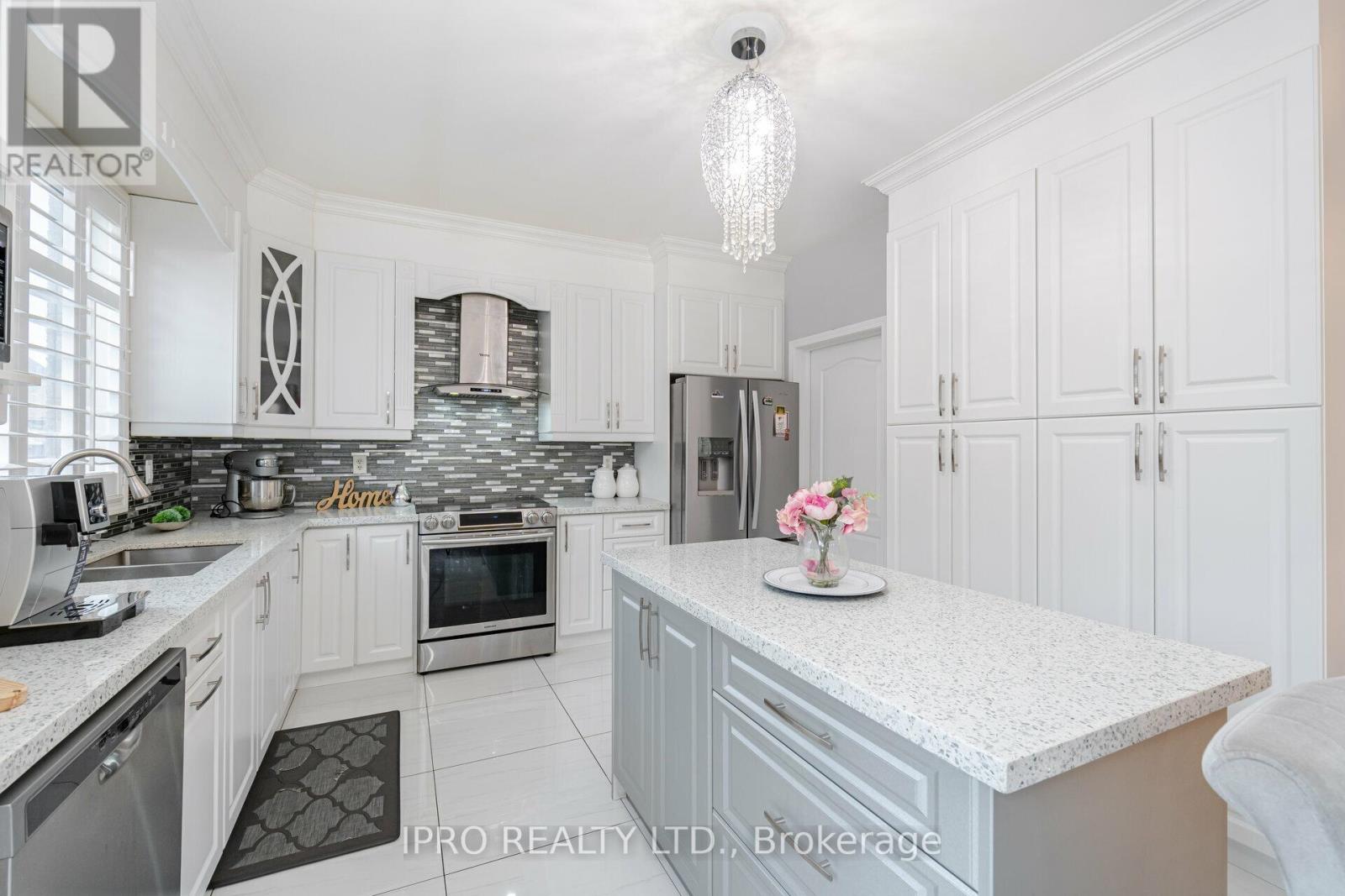 14 Valleywest Road, Brampton (Vales Of Castlemore), Ontario  L6P 2J9 - Photo 13 - W12114375