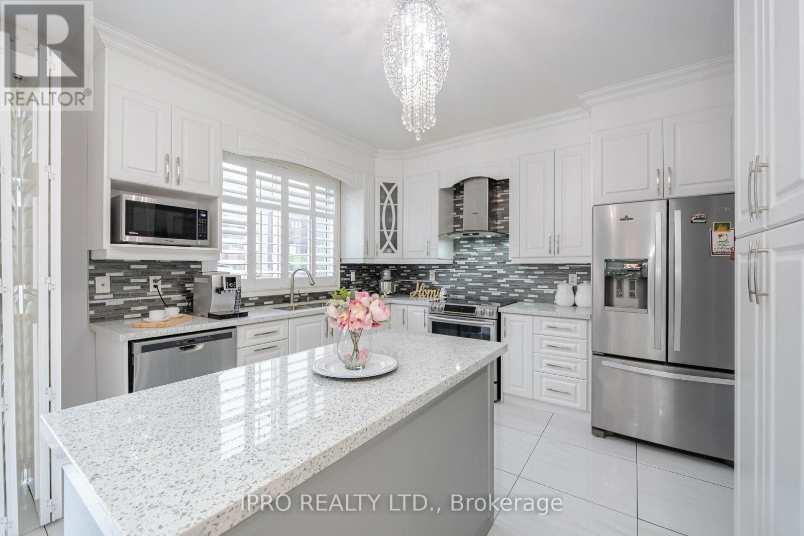 14 Valleywest Road, Brampton (Vales Of Castlemore), Ontario  L6P 2J9 - Photo 14 - W12114375