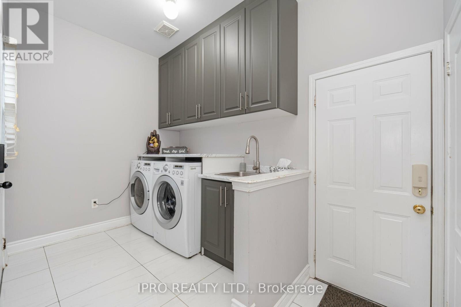 14 Valleywest Road, Brampton (Vales Of Castlemore), Ontario  L6P 2J9 - Photo 16 - W12114375