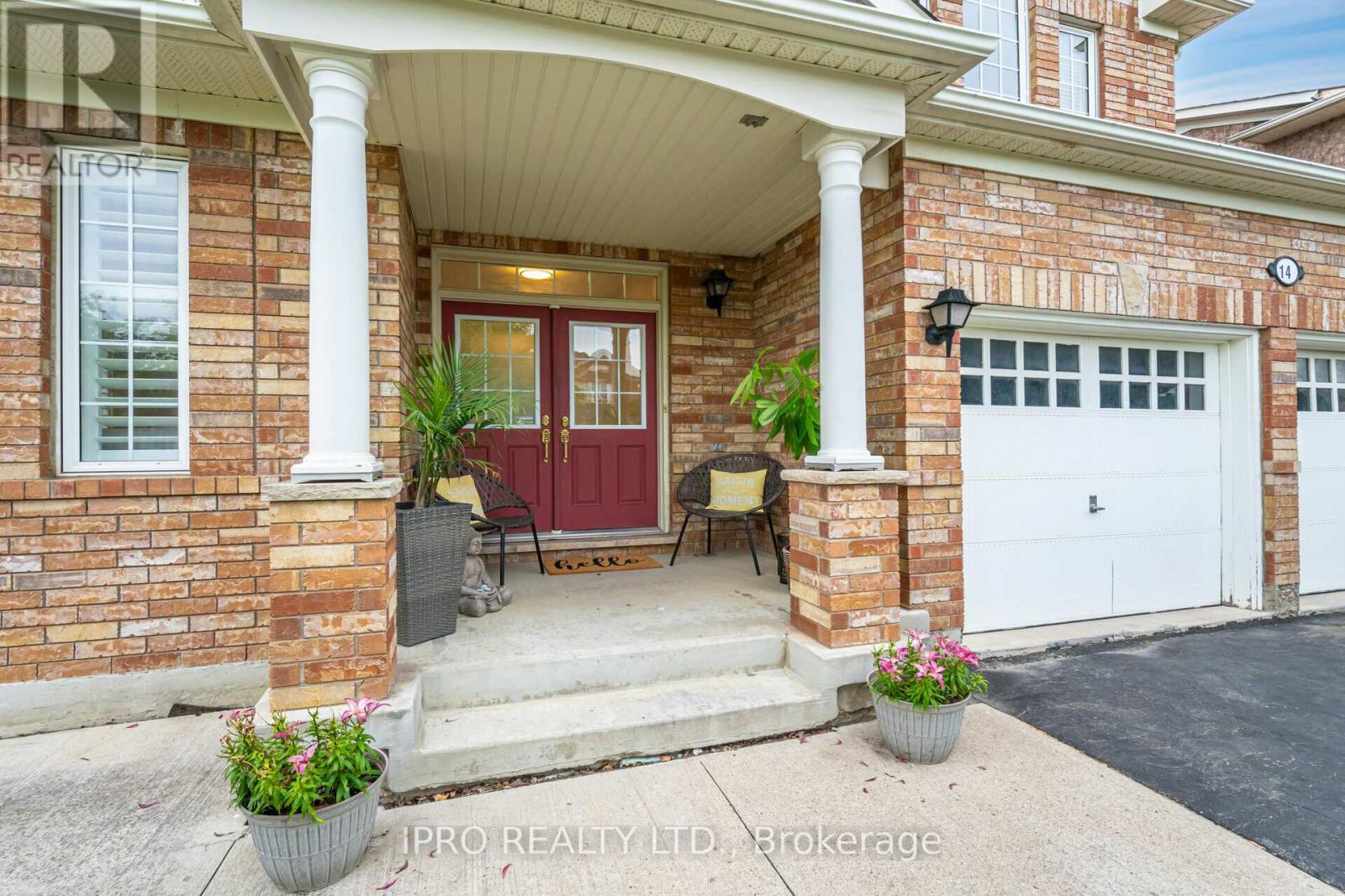 14 Valleywest Road, Brampton (Vales Of Castlemore), Ontario  L6P 2J9 - Photo 2 - W12114375