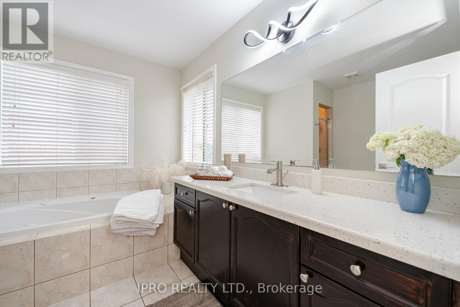 14 Valleywest Road, Brampton (Vales Of Castlemore), Ontario  L6P 2J9 - Photo 23 - W12114375