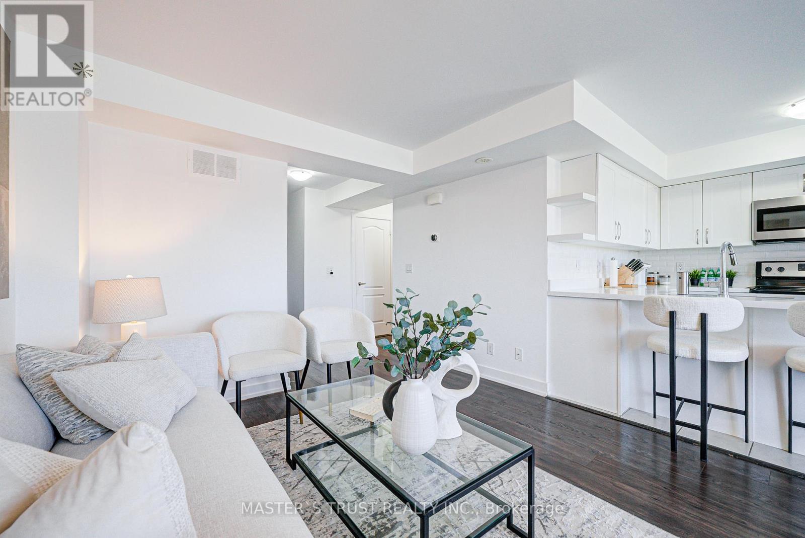 Property at 215 - 10 DUNSHEATH WAY image 5