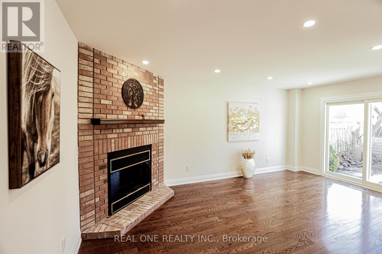 621 Winterton Way, Mississauga (Hurontario), Ontario  L5R 3J3 - Photo 12 - W12114433