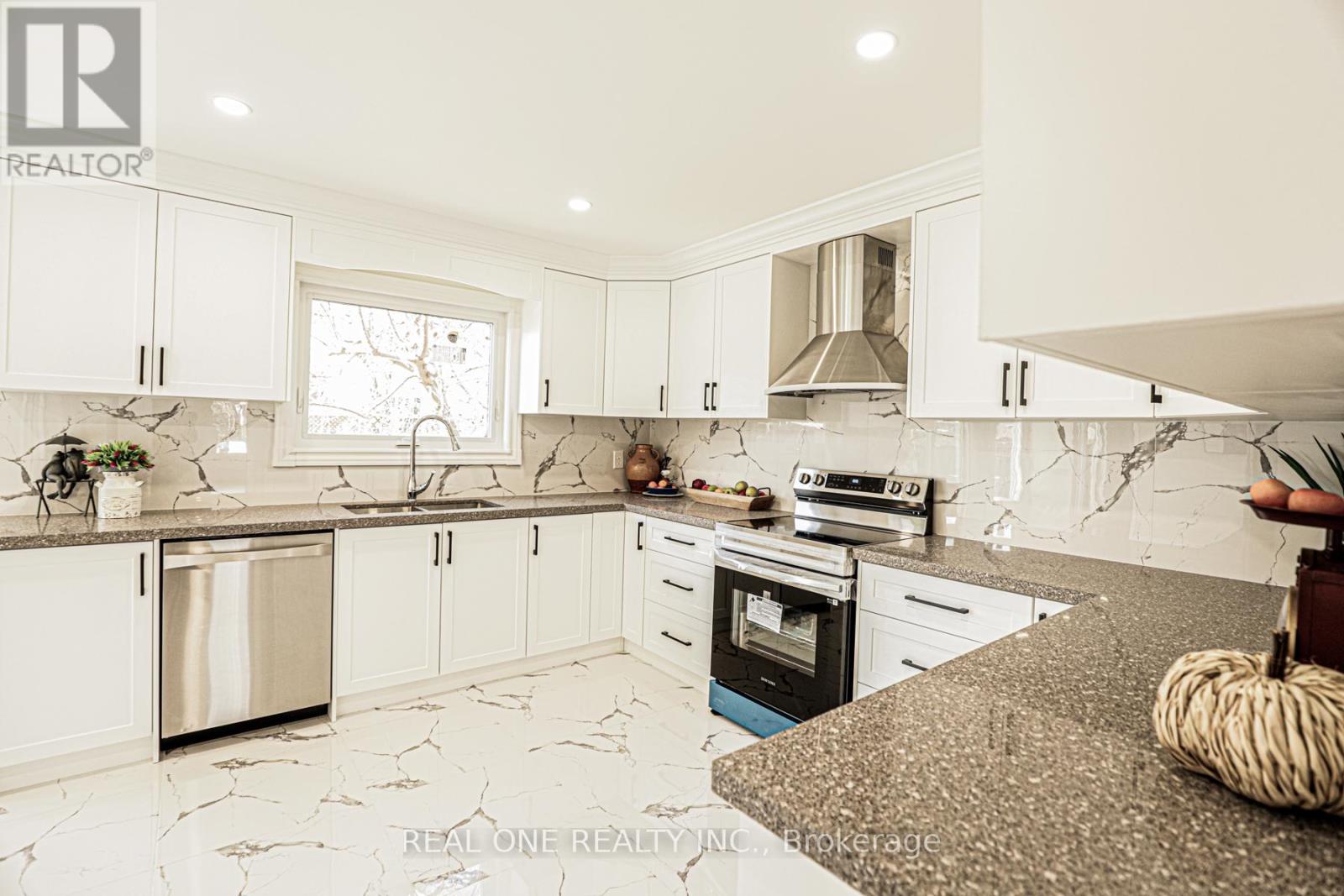 621 Winterton Way, Mississauga (Hurontario), Ontario  L5R 3J3 - Photo 6 - W12114433