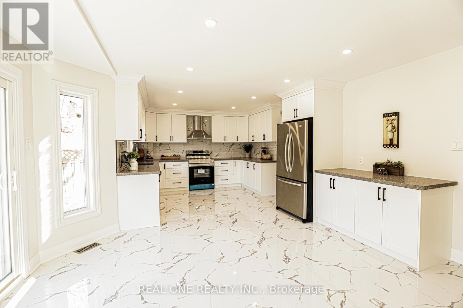 621 Winterton Way, Mississauga (Hurontario), Ontario  L5R 3J3 - Photo 7 - W12114433