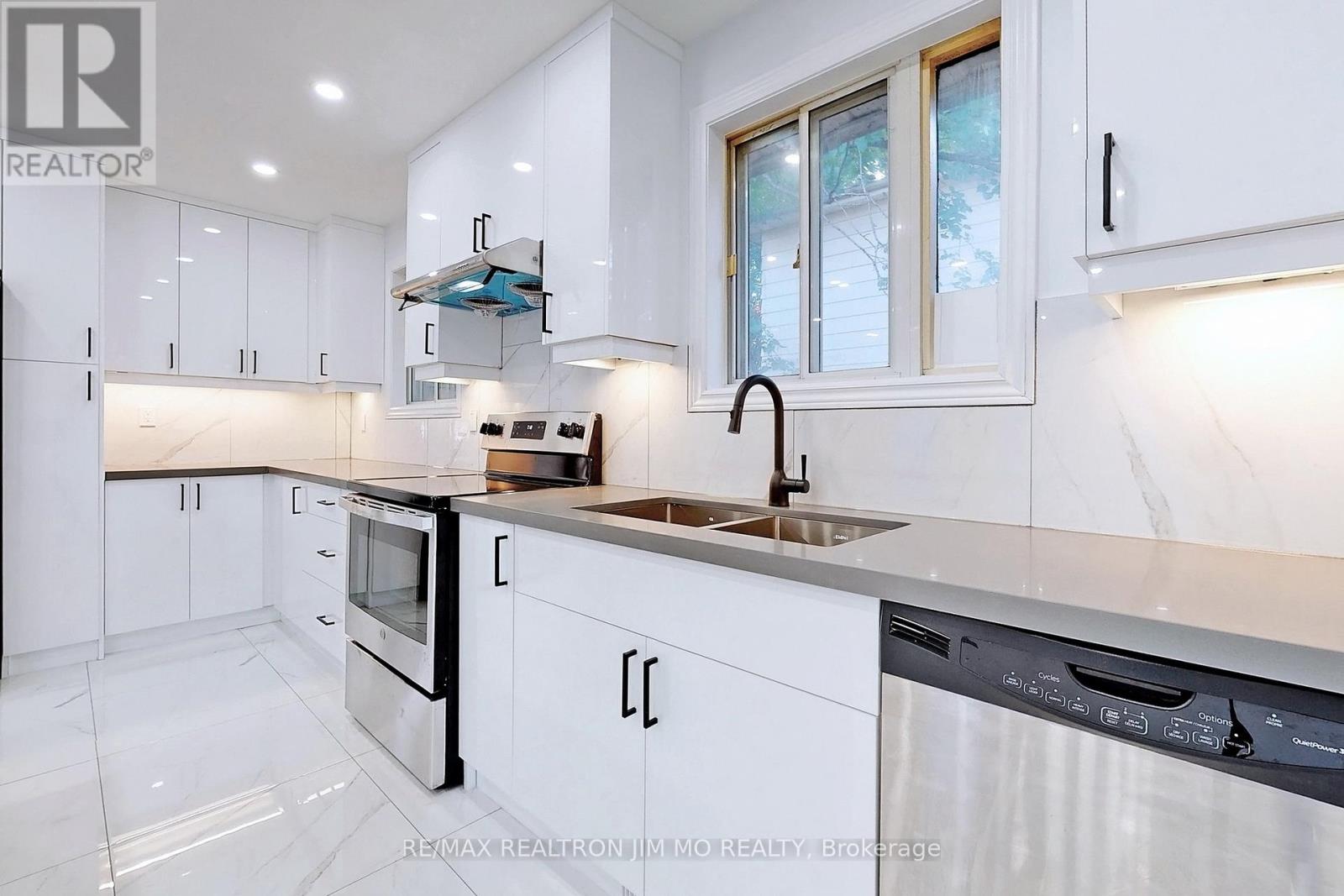 Upper - 153 Hollyberry Trail, Toronto, Ontario  M2H 2P2 - Photo 15 - C12114488