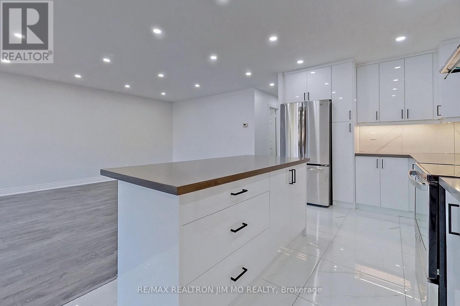 Upper - 153 Hollyberry Trail, Toronto, Ontario  M2H 2P2 - Photo 16 - C12114488