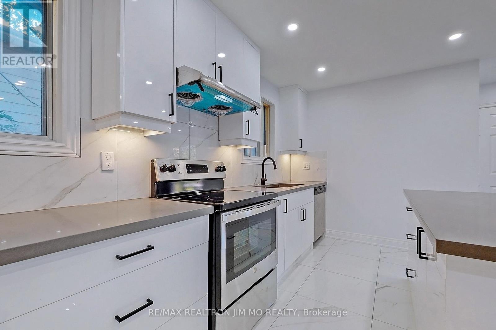 Upper - 153 Hollyberry Trail, Toronto, Ontario  M2H 2P2 - Photo 17 - C12114488