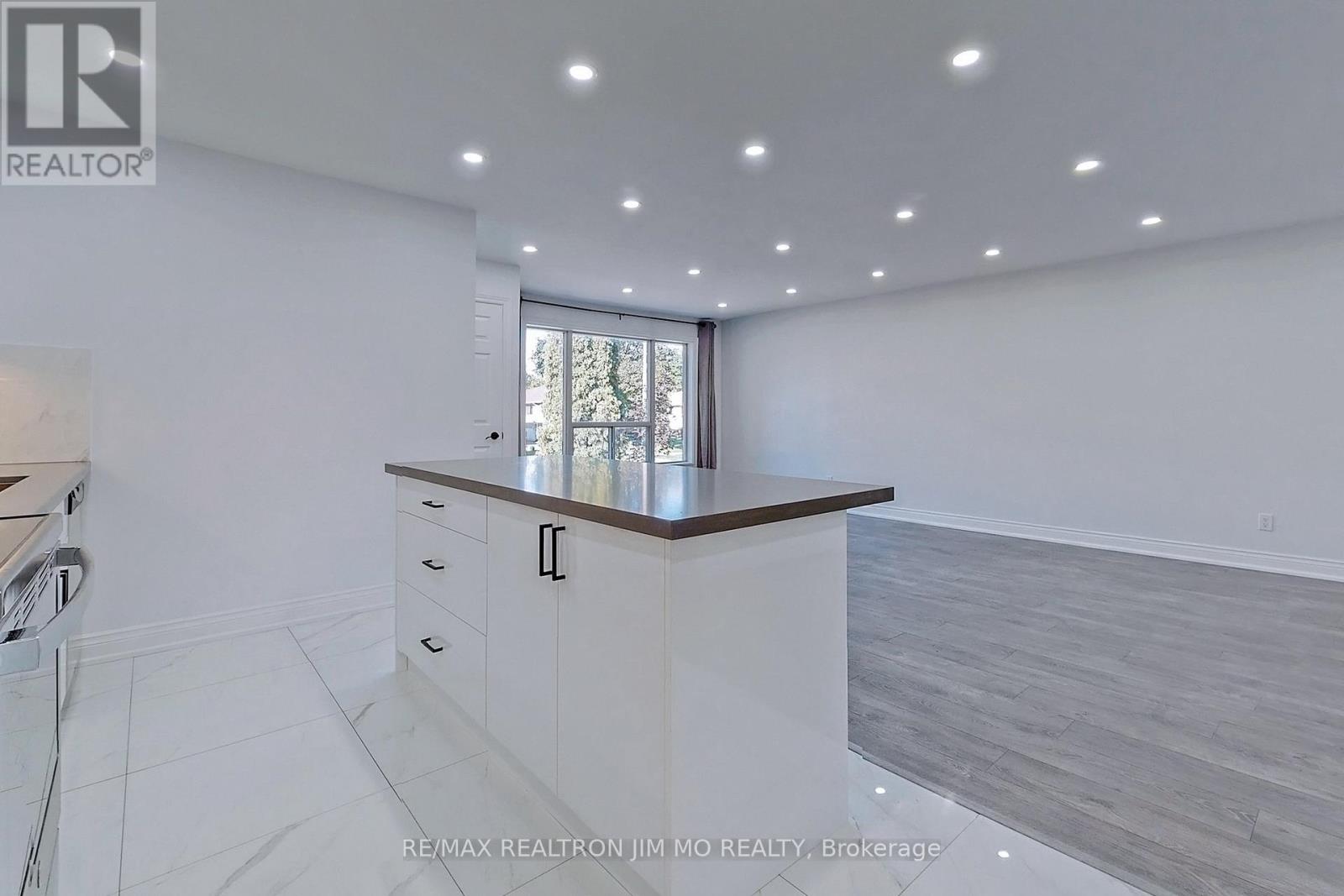 Upper - 153 Hollyberry Trail, Toronto, Ontario  M2H 2P2 - Photo 18 - C12114488