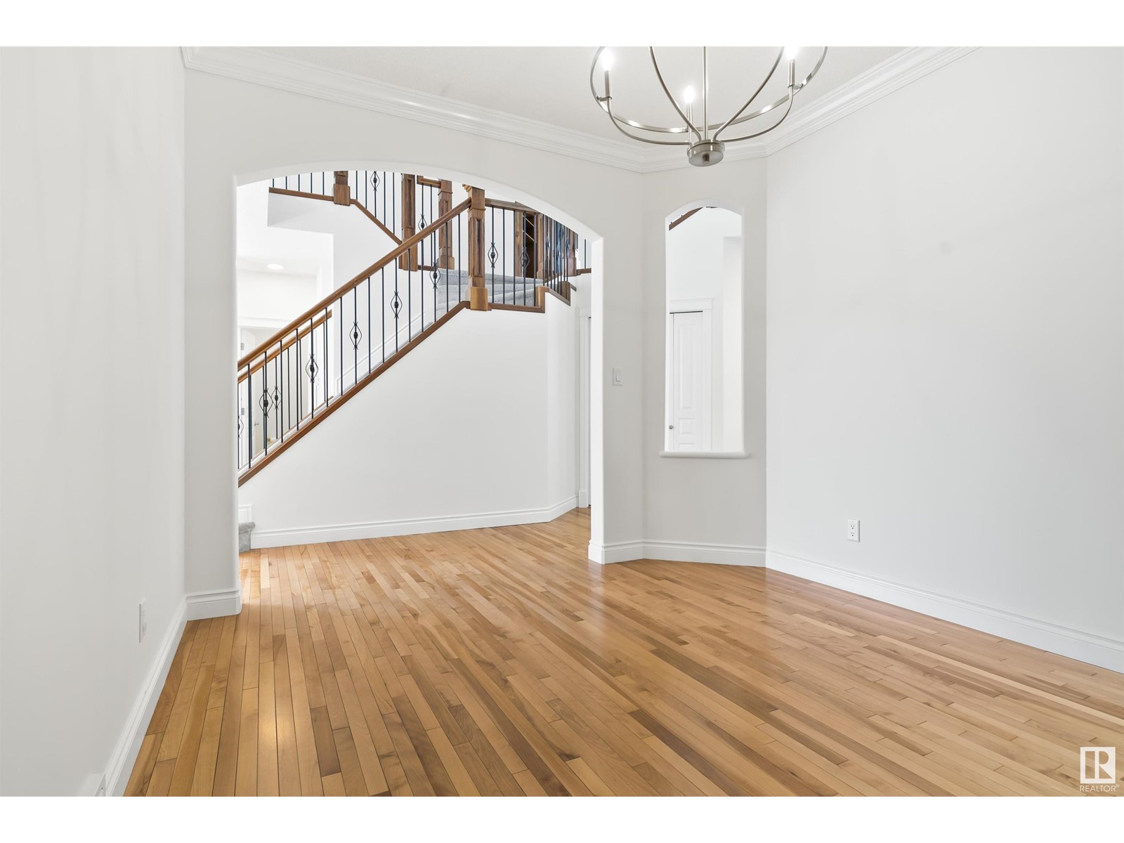 Property at 558 STEWART CR SW image 2