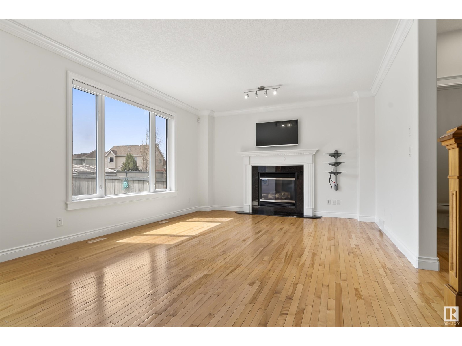 Property at 558 STEWART CR SW image 4