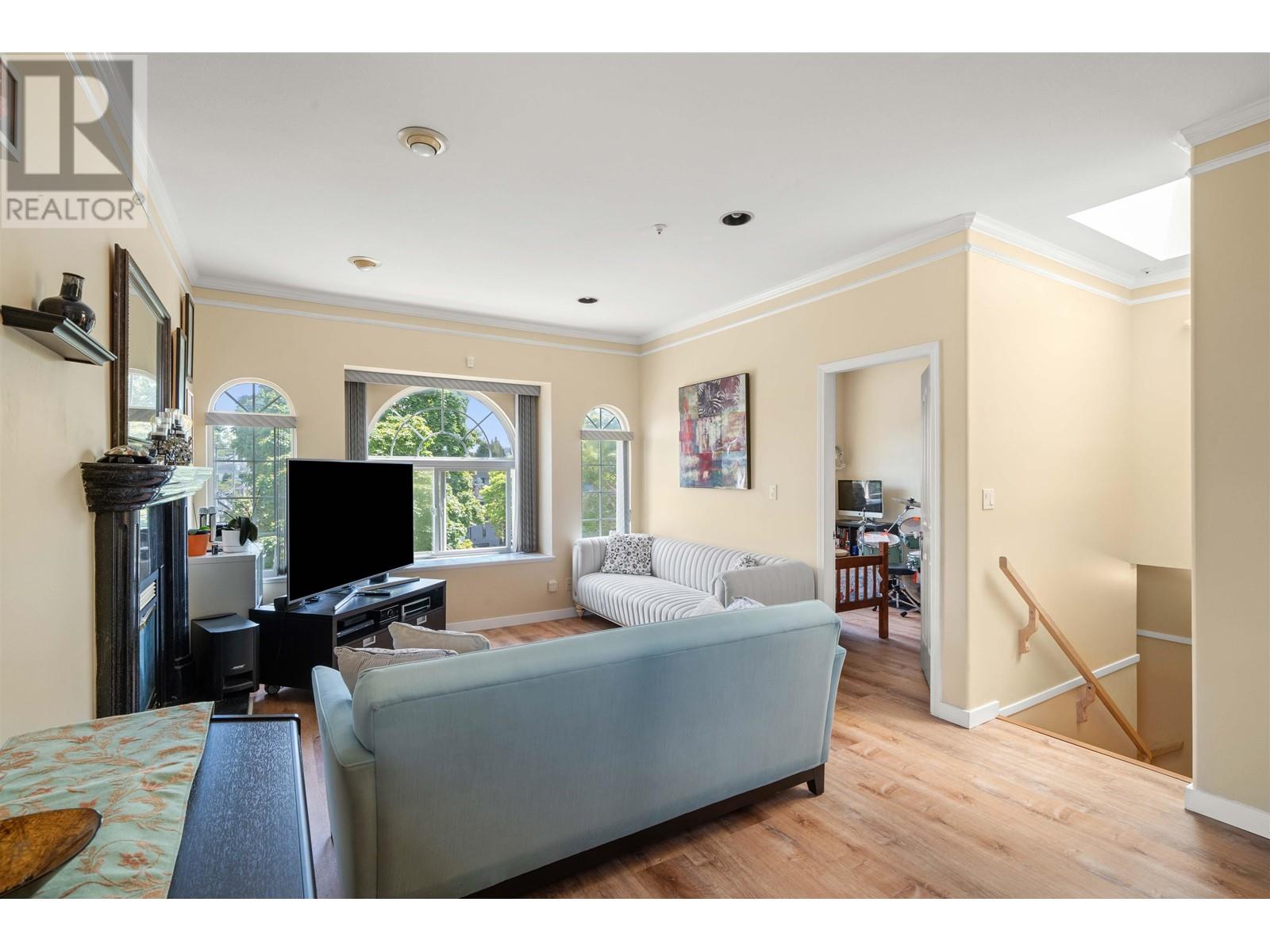 Property at 5323 DUMFRIES STREET image 4