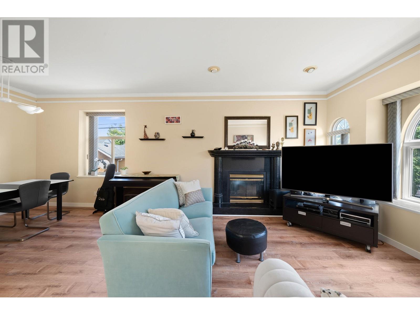 Property at 5323 DUMFRIES STREET image 5