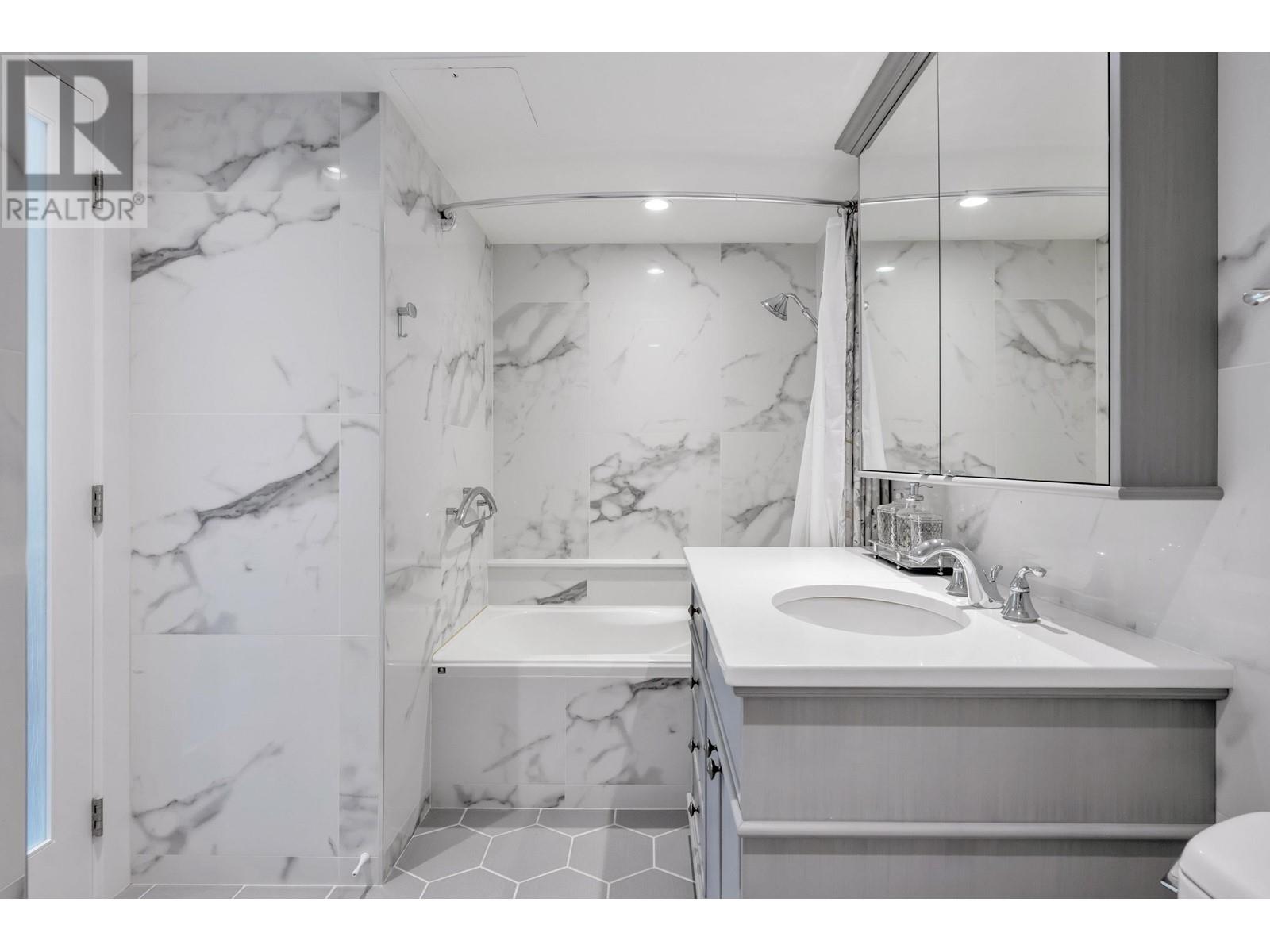 Listing Picture 25 of 31 : 403 2288 W 40TH AVENUE, Vancouver / 溫哥華 - 魯藝地產 Yvonne Lu Group - MLS Medallion Club Member