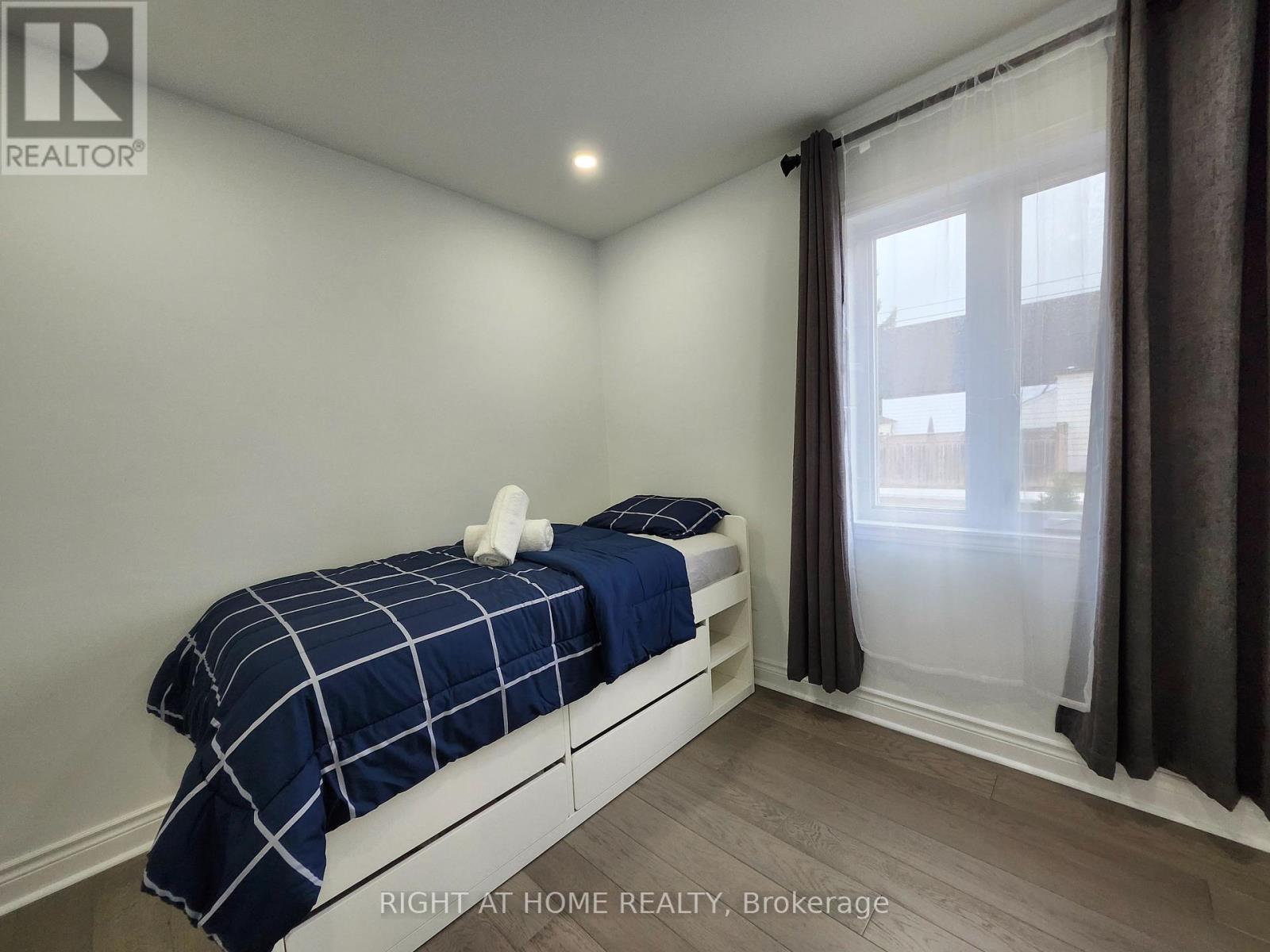 887 Cosburn Avenue, Toronto, Ontario  M4C 2W5 - Photo 12 - E12114552