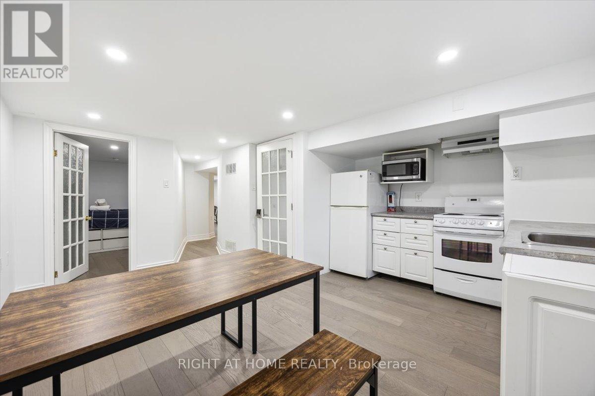 887 Cosburn Avenue, Toronto, Ontario  M4C 2W5 - Photo 19 - E12114552