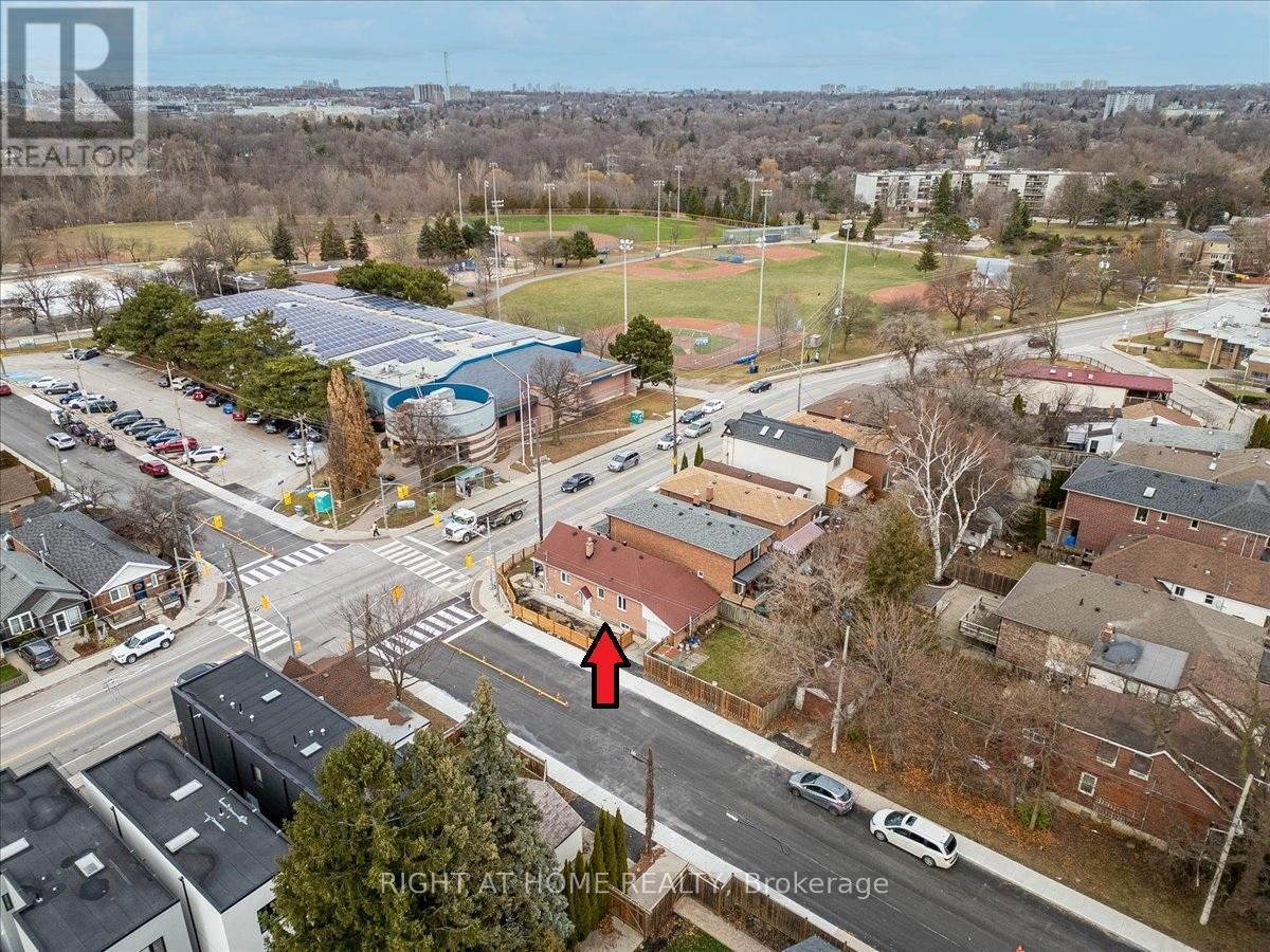 887 Cosburn Avenue, Toronto, Ontario  M4C 2W5 - Photo 23 - E12114552