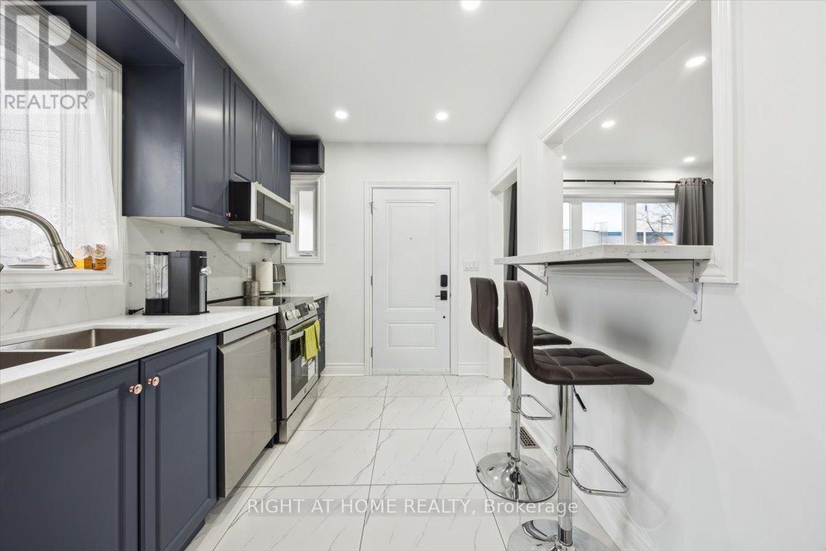 887 Cosburn Avenue, Toronto, Ontario  M4C 2W5 - Photo 5 - E12114552