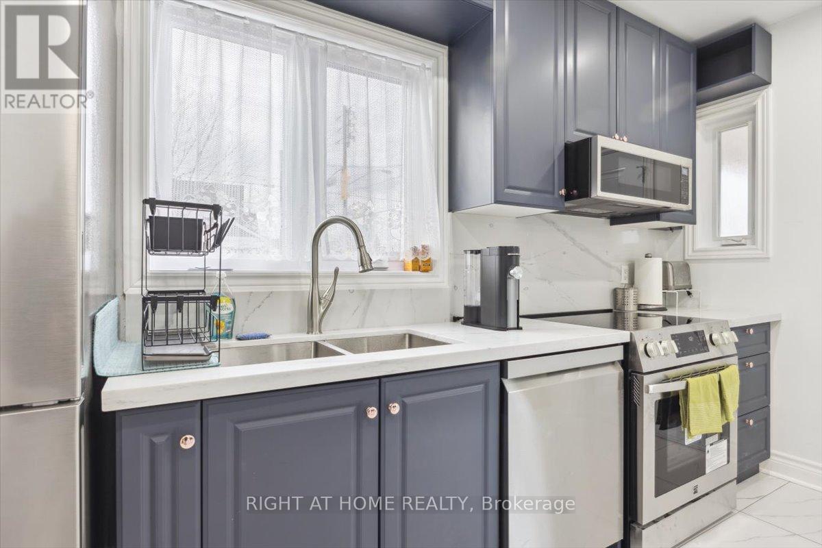 887 Cosburn Avenue, Toronto, Ontario  M4C 2W5 - Photo 6 - E12114552