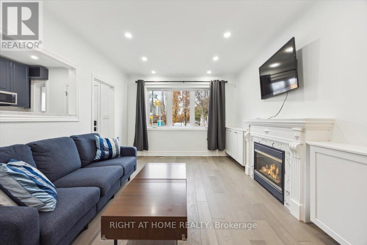 887 Cosburn Avenue, Toronto, Ontario  M4C 2W5 - Photo 7 - E12114552