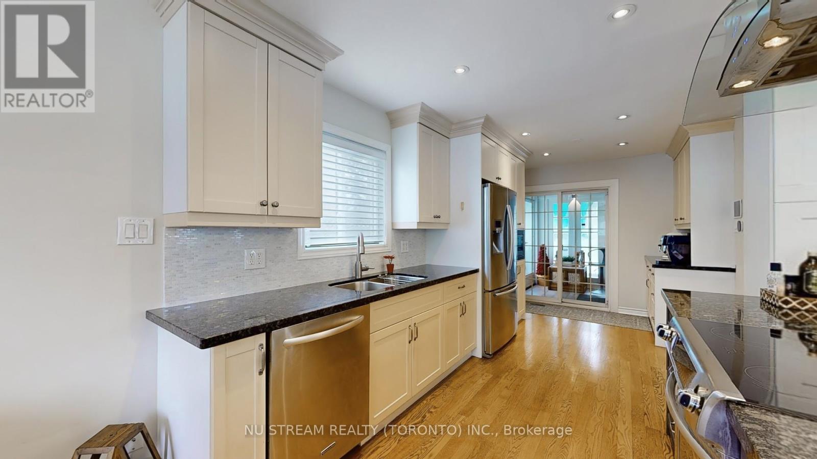 2 Liebeck Crescent, Markham, Ontario  L3R 1Y5 - Photo 8 - N12114520