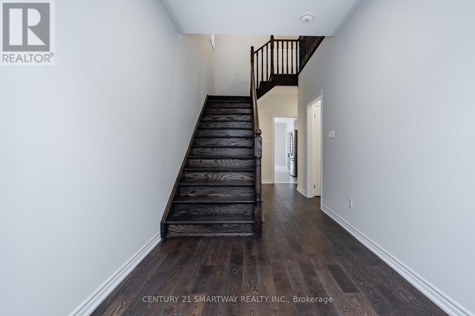 26 Huntsworth Avenue, Thorold, Ontario  L2V 5G7 - Photo 3 - X12114530