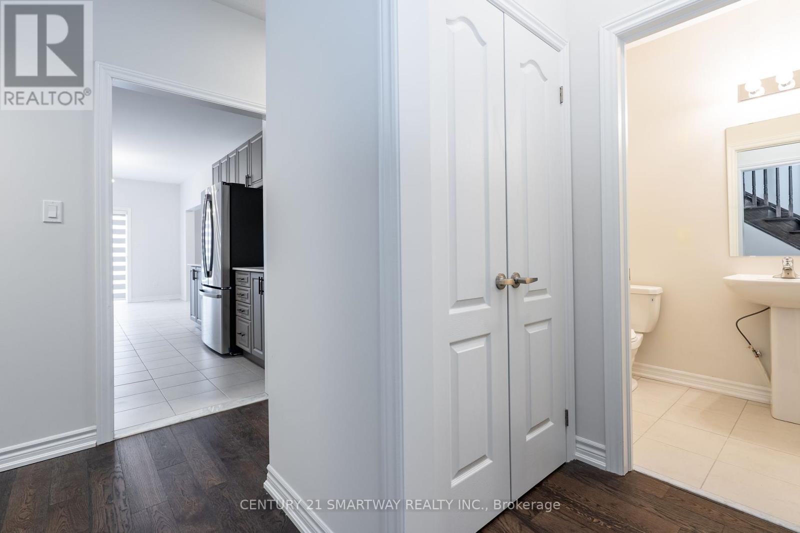 26 Huntsworth Avenue, Thorold, Ontario  L2V 5G7 - Photo 4 - X12114530